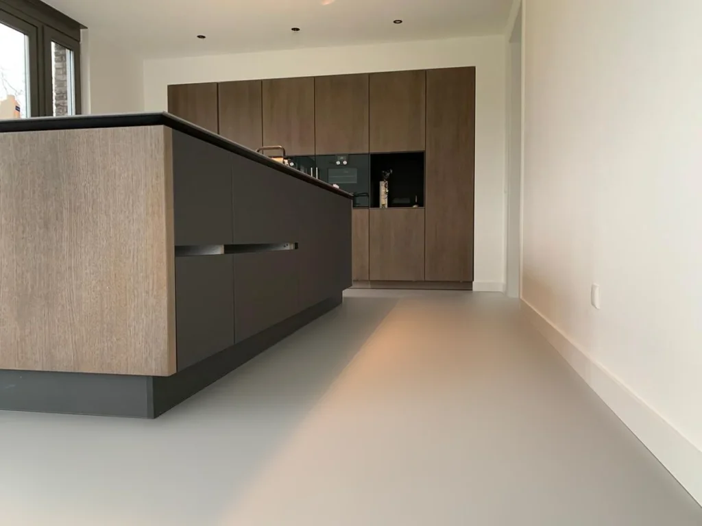 Keuken met PU gietvloer in egale kleur